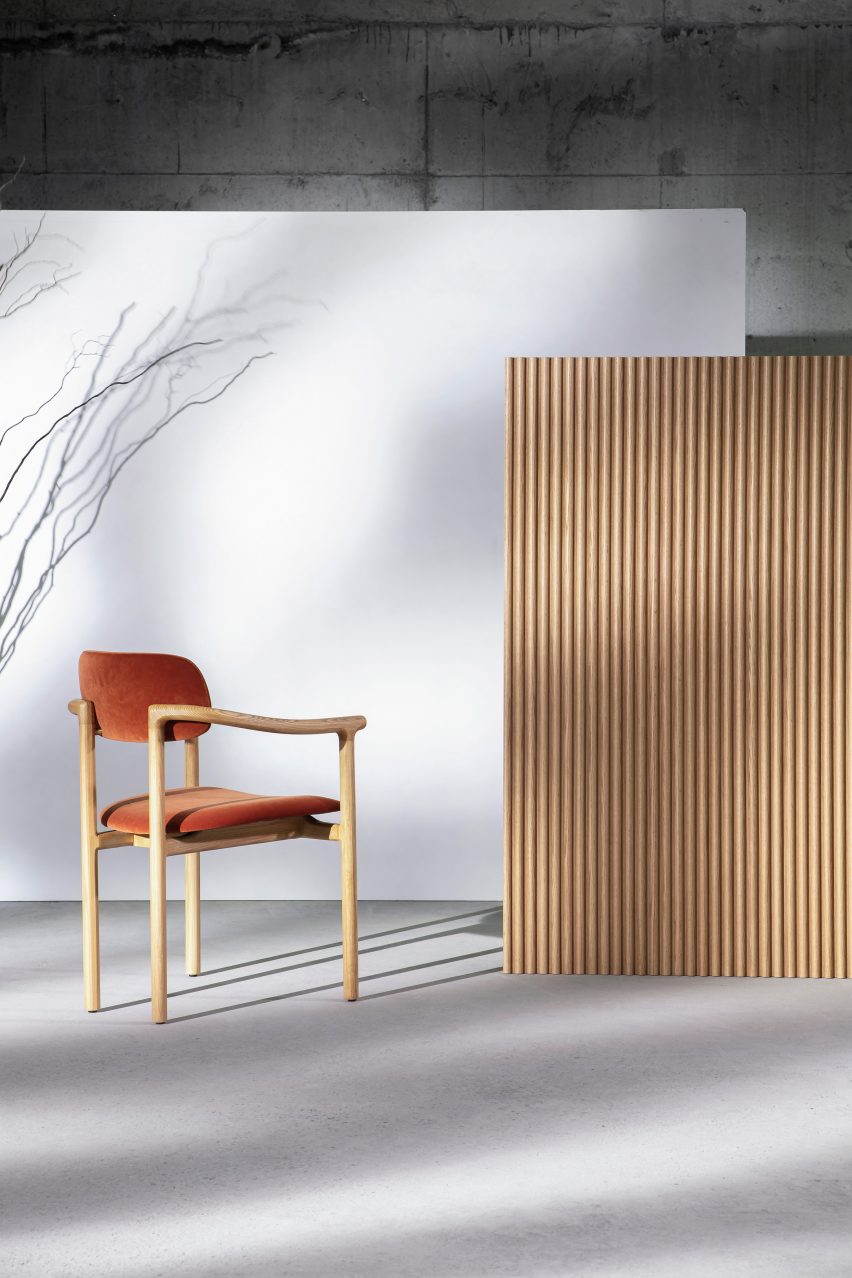 A photograph of the rust-coloured wooden Nigiri chair by Parla Design