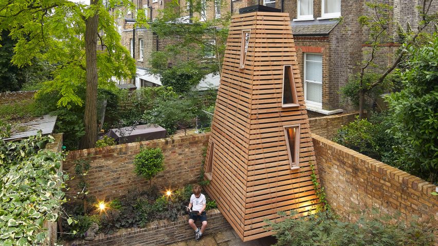 Деревянная игровая площадка в лондонском саду
