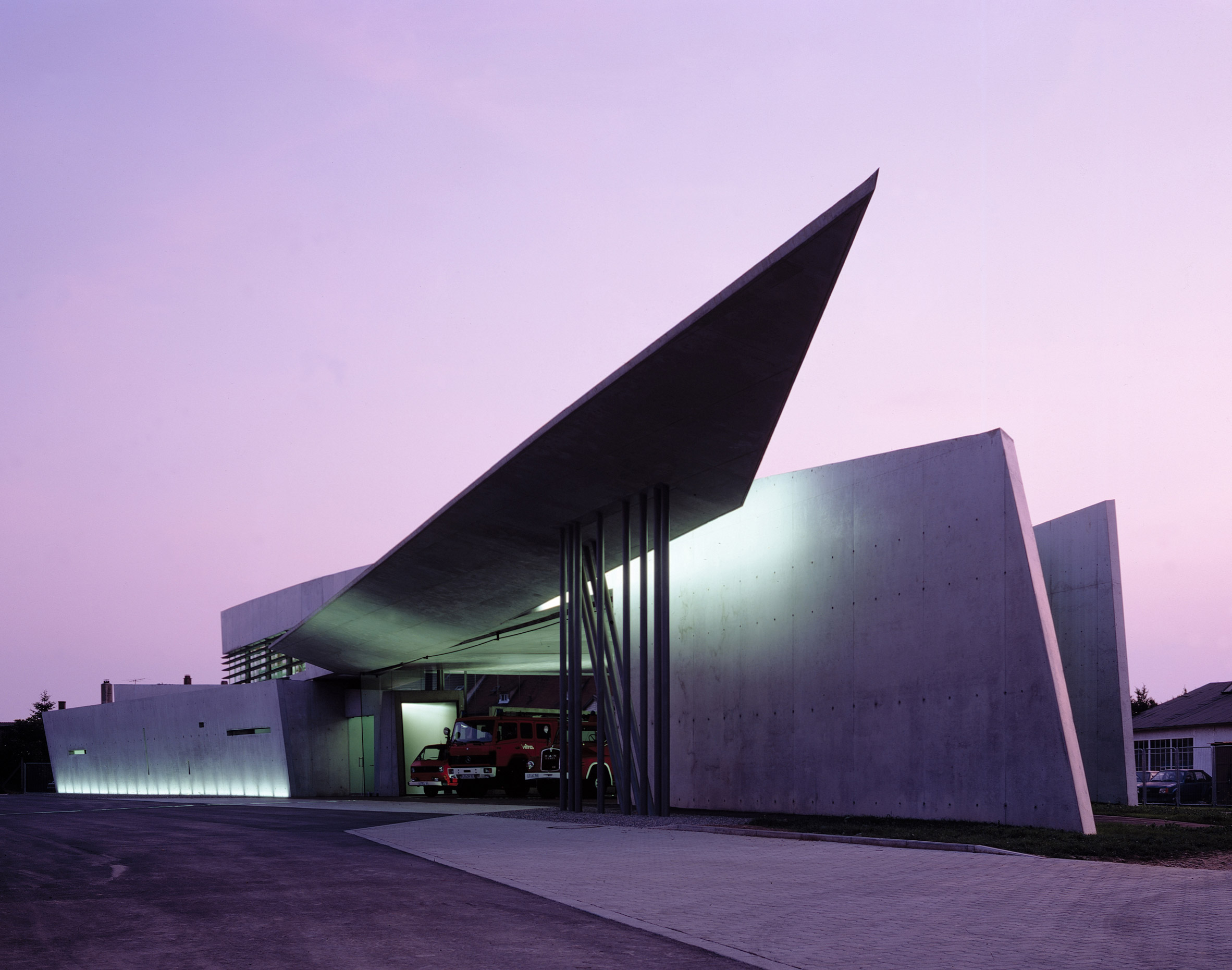 Exterior de la estación de bomberos de Vitra por Zaha Hadid Architects