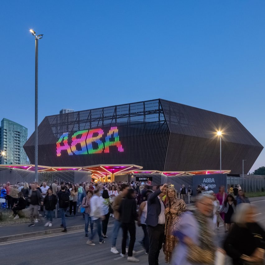 ABBA Arena diseña el logo de ABBA mientras la gente sale del lugar