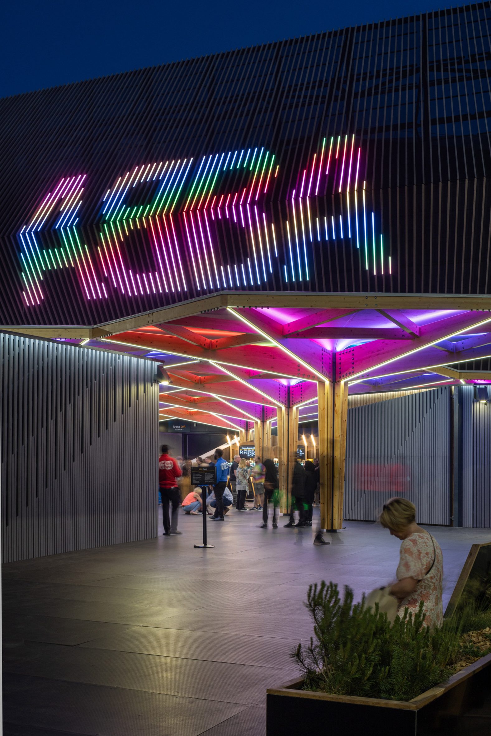 Arena ABBA tiene un logo ABBA LED multicolor