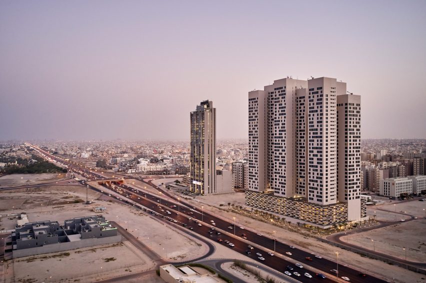 Изображение башен Тамдин-сквер на горизонте Кувейта.