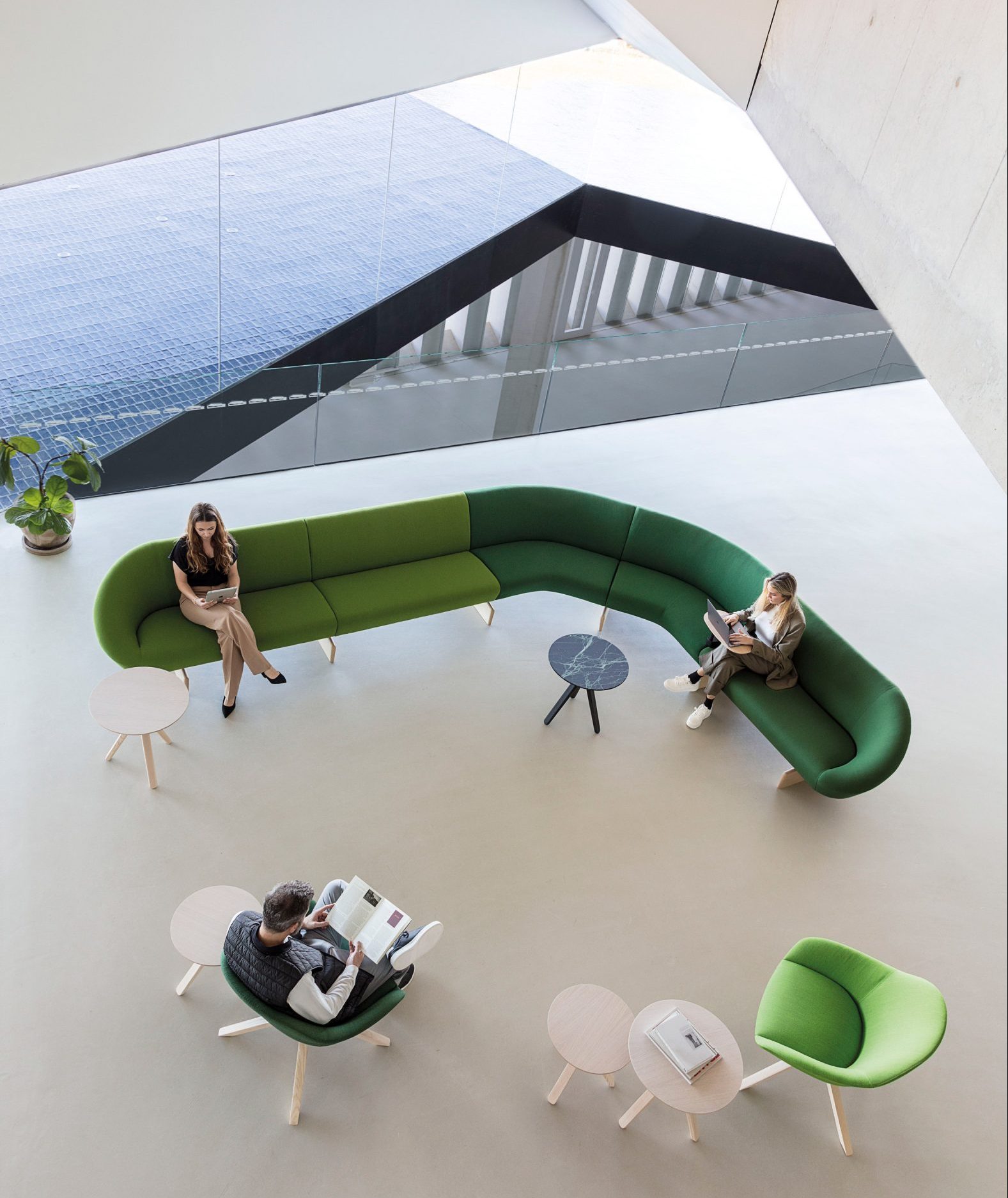Vista aérea del gran sofá modular curvo Giro Soft en el vestíbulo de una oficina