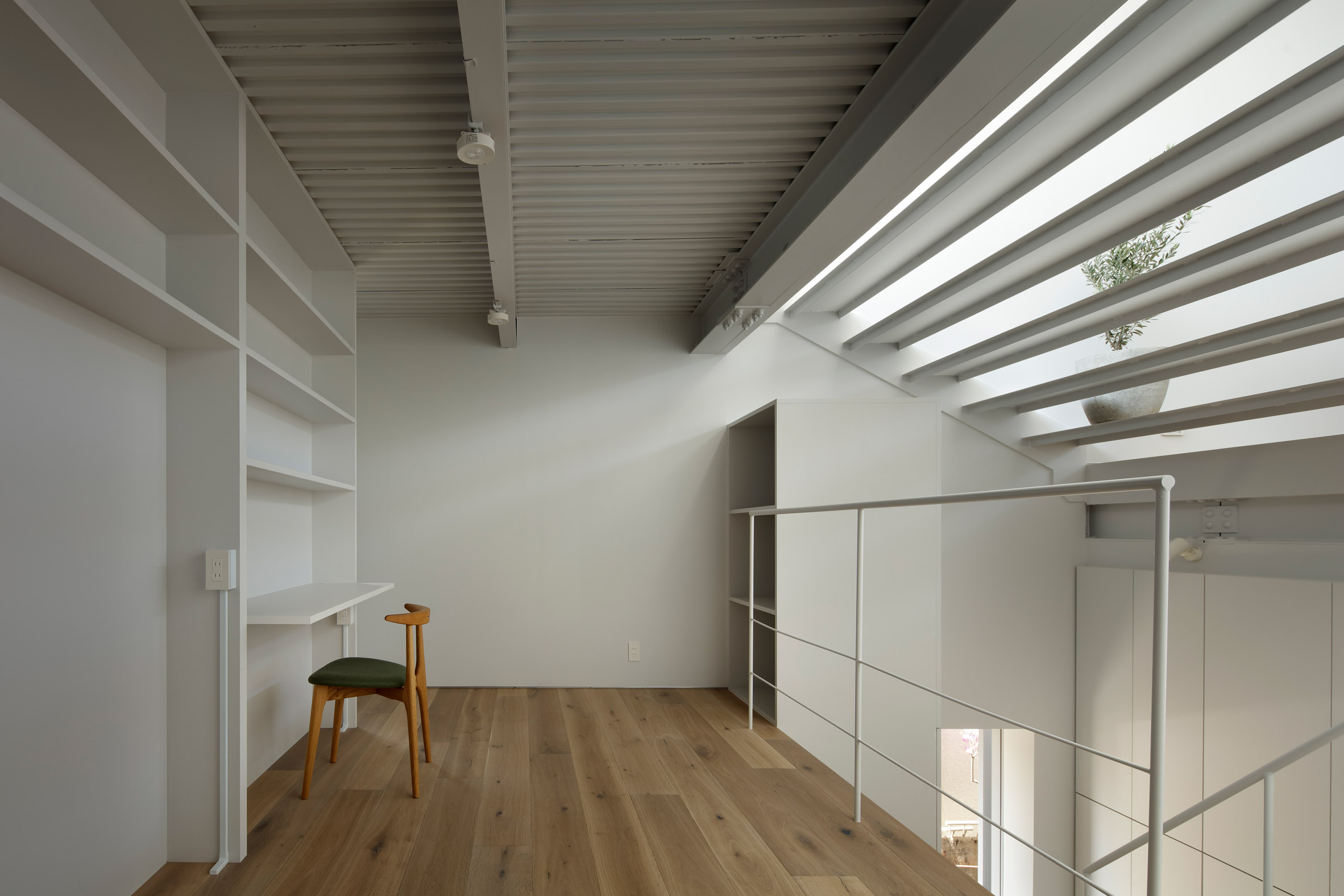 Landing area with wooden floors and small office area in Kanagawa home by Nao Iwanari