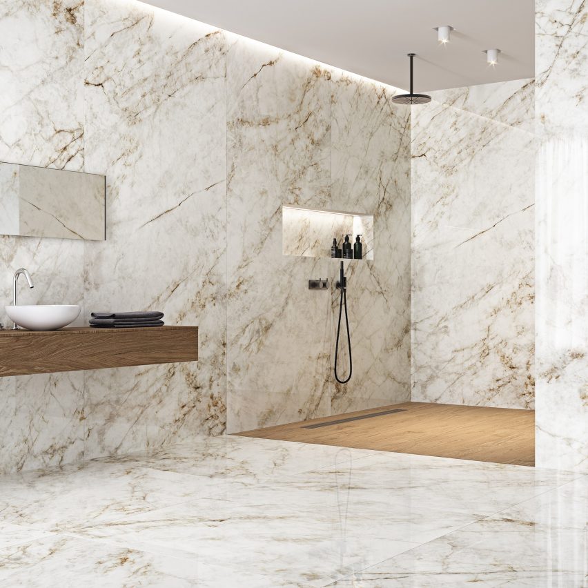 Coverlam Cuarzo Reno tiles that cover the floor and walls of a bathroom