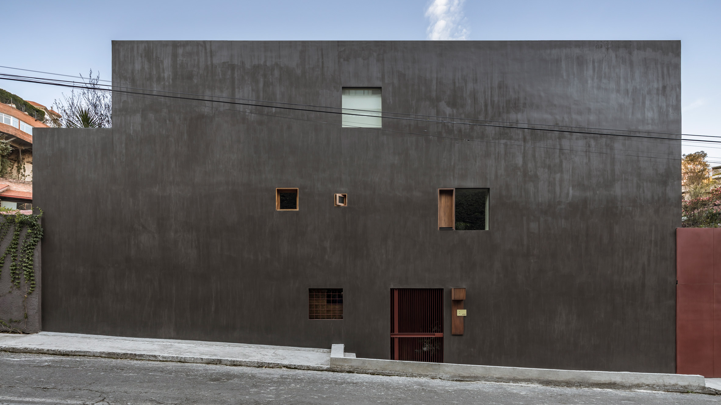 Taller Héctor Barroso creates dark exterior for DDH House in