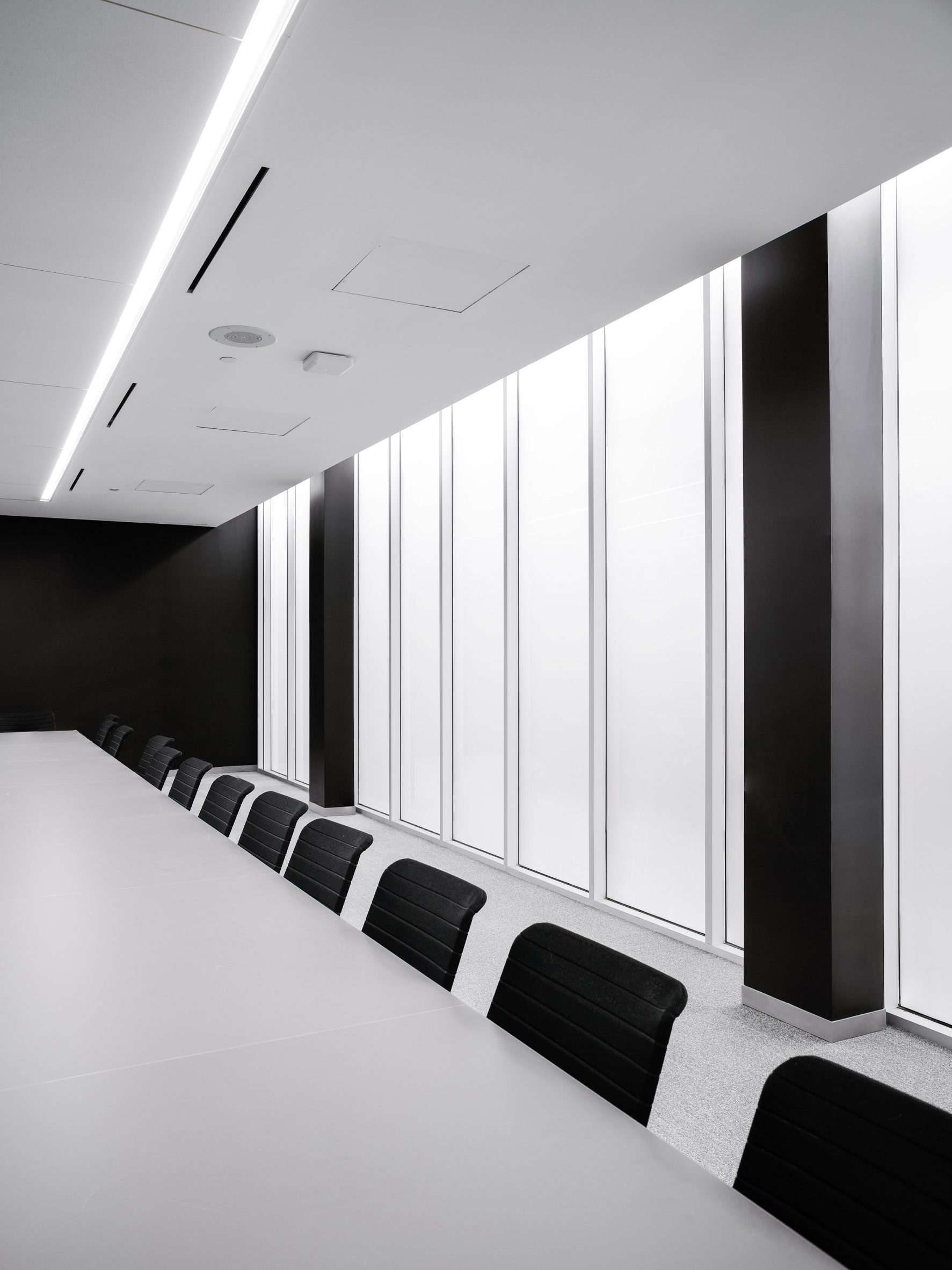 Interior en blanco y negro del área de reunión