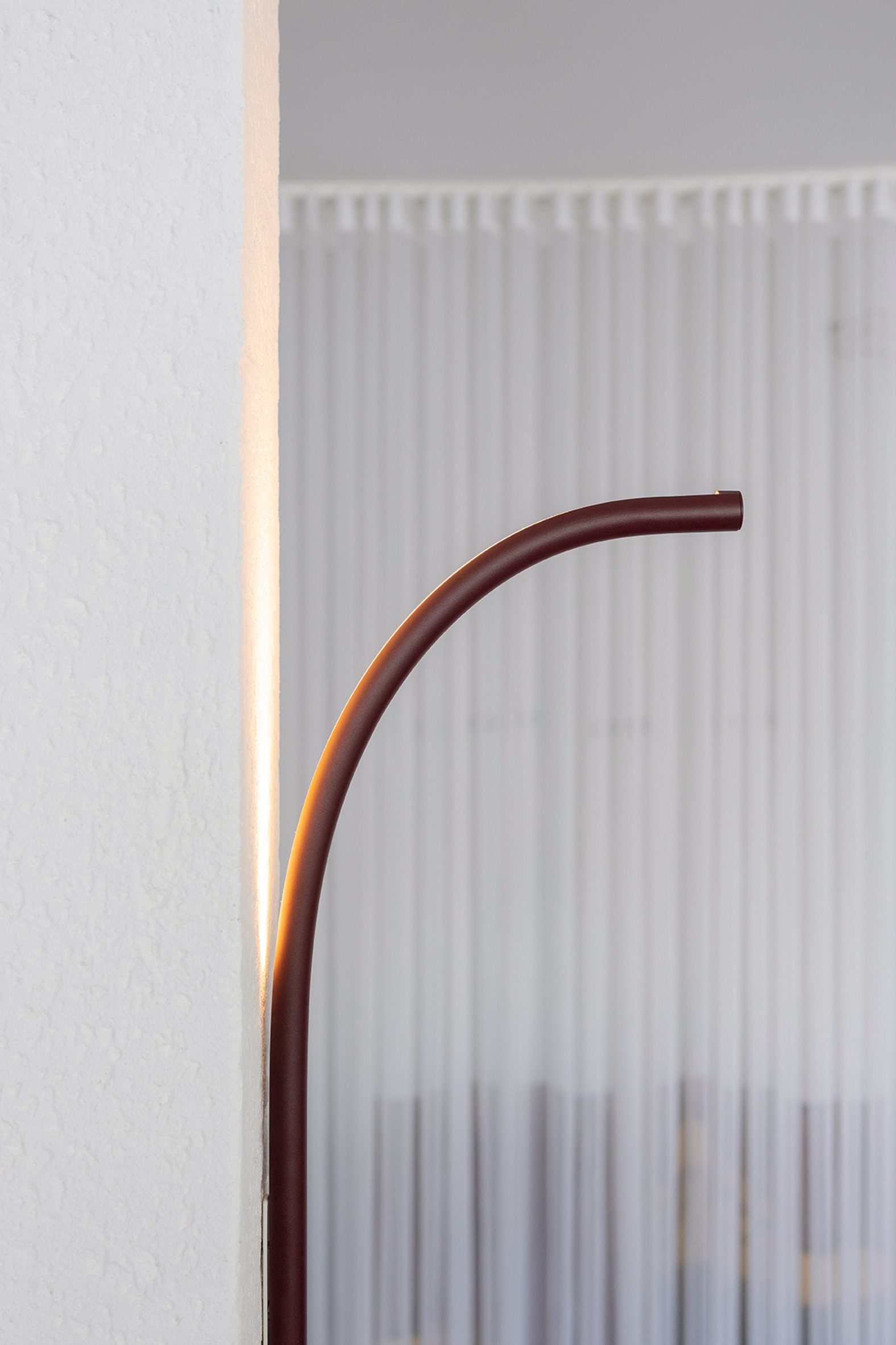 Una foto de una luz curva diseñada por IKEA