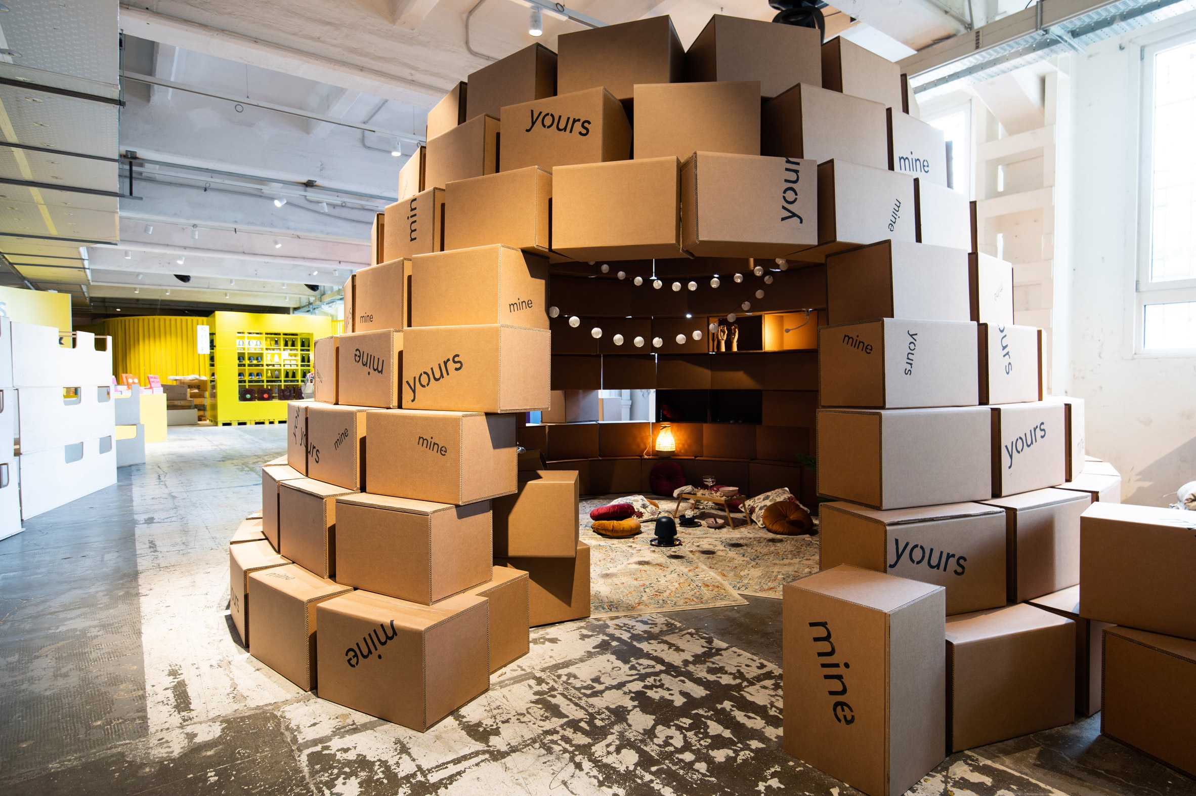 Una imagen de una instalación de IKEA hecha de cajas marrones