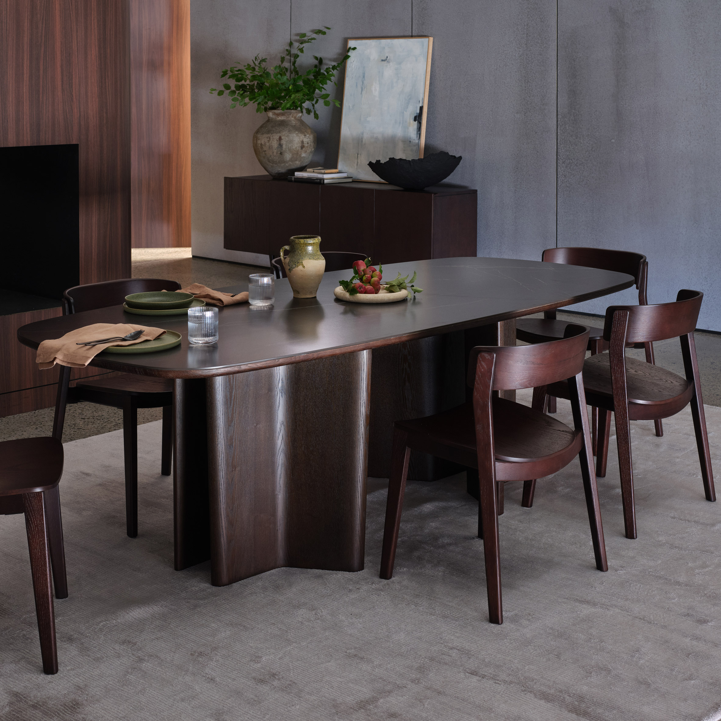 Issho de King dining table with dining chairs around