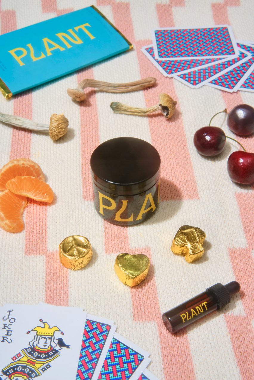Flatlay van PLANTAARDIGE psilocybine-producten op een tafel inclusief chocolaatjes, tincturen en rauwe paddenstoelen