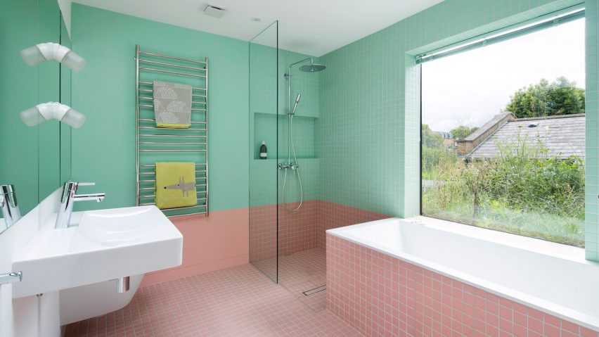 Ten Striking Residential Bathrooms With Statement Tiles - Can A Bathroom Be Put In Basement Germany