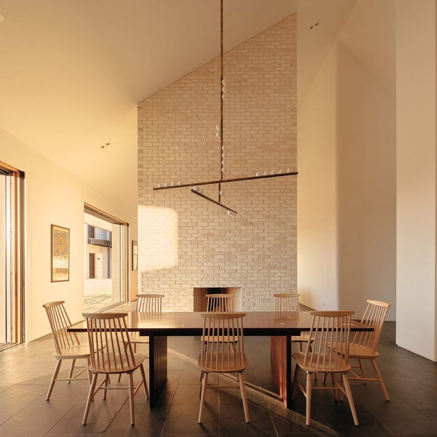 Salón con tres cestas por TW Ryan Architecture