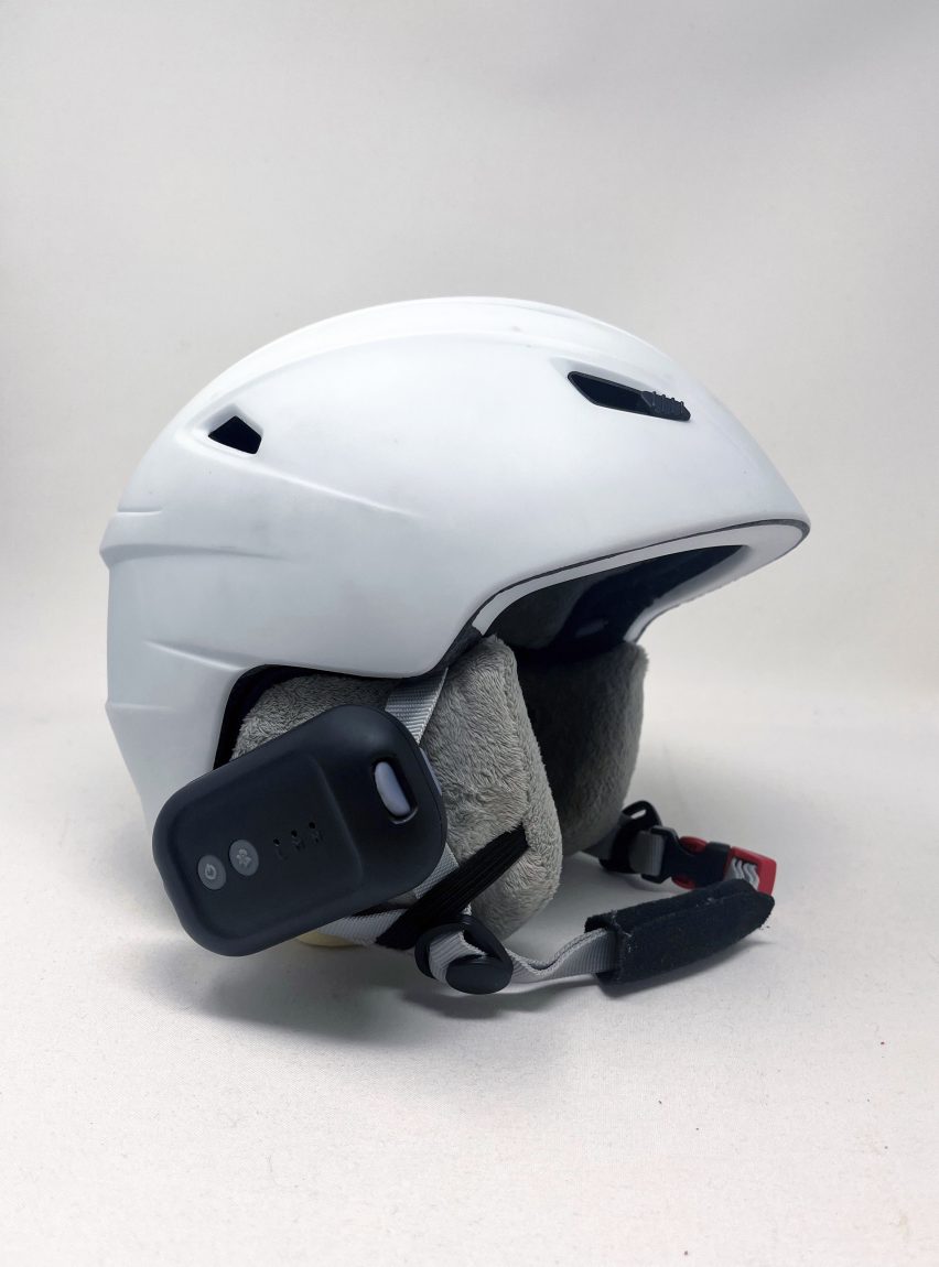 Helmet with attached accelerometer for skiing