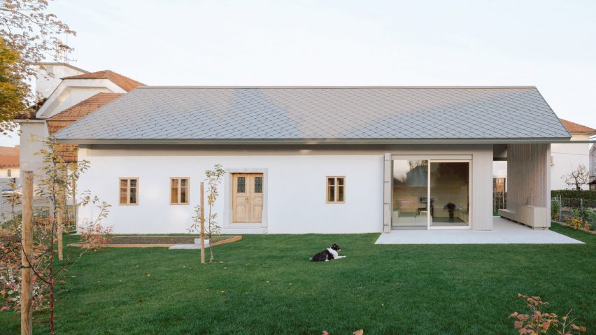 House MM by a202 Architekti has a low lying form