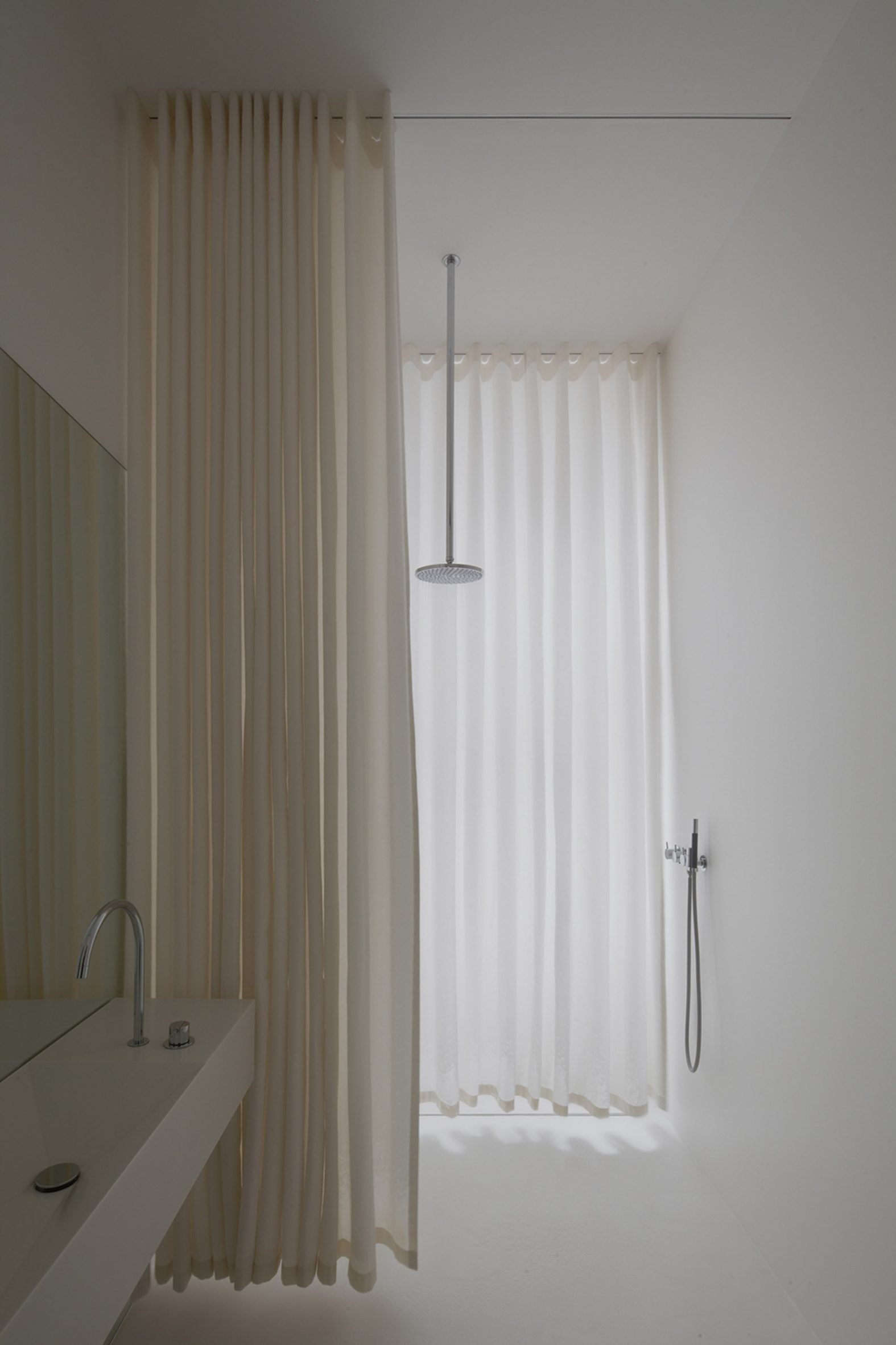 Shower room with curtains in Berlin Mitte apartment