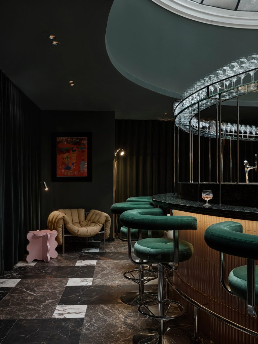 Circular counter in Amercian Bar by Fyra with green bar chairs