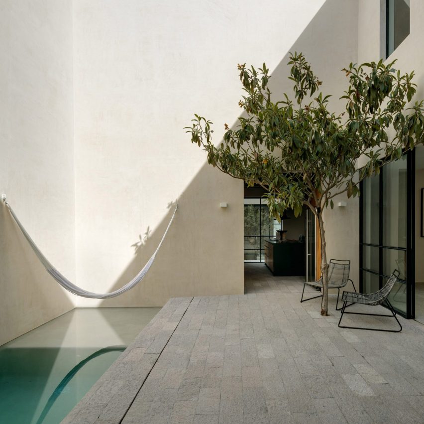 Light courtyard with a white hammock and large tree