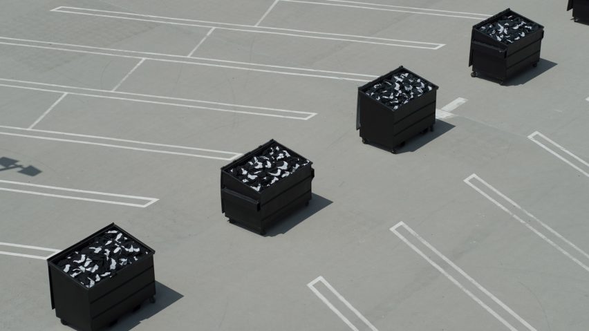 Изображение мусорных баков, наполненных Yeezy Gap, спроектированных Balenciaga