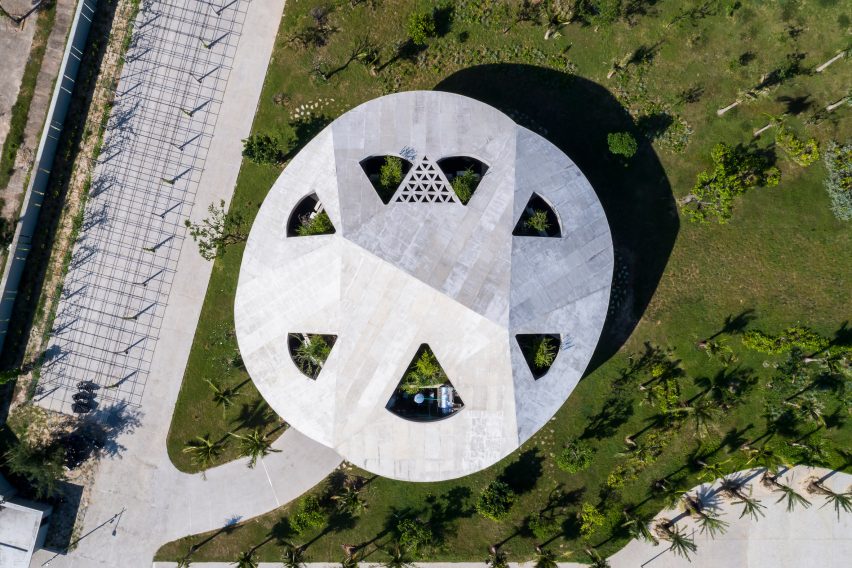 Вид с воздуха на бетонную крышу Калейдоскопа