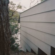 Leopold Banchini Architects perches wooden shack above an Australian creek