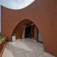 Mirai House of Arches is a home in India that was designed by Sanjay Puri Architects