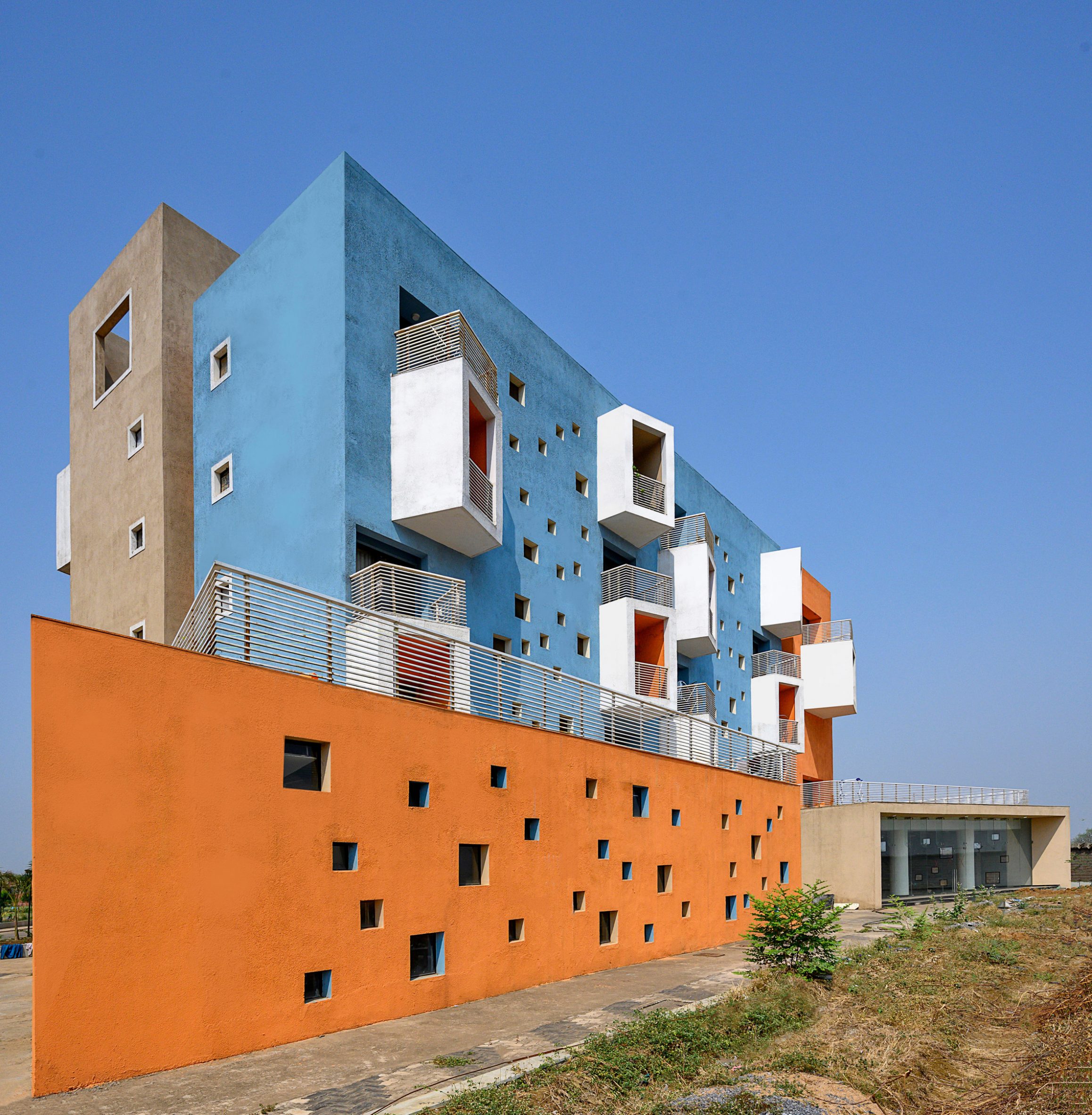 Housing complex by Sanjay Puri Architects