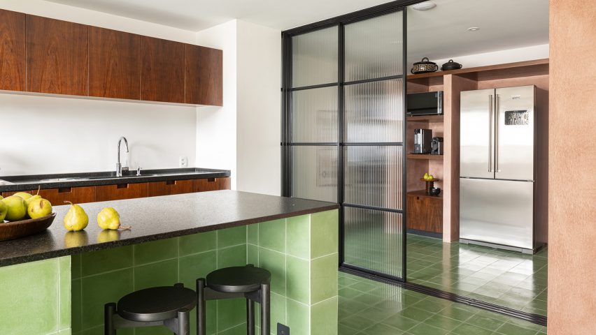 Kitchen with green tiles and terracotta plaster