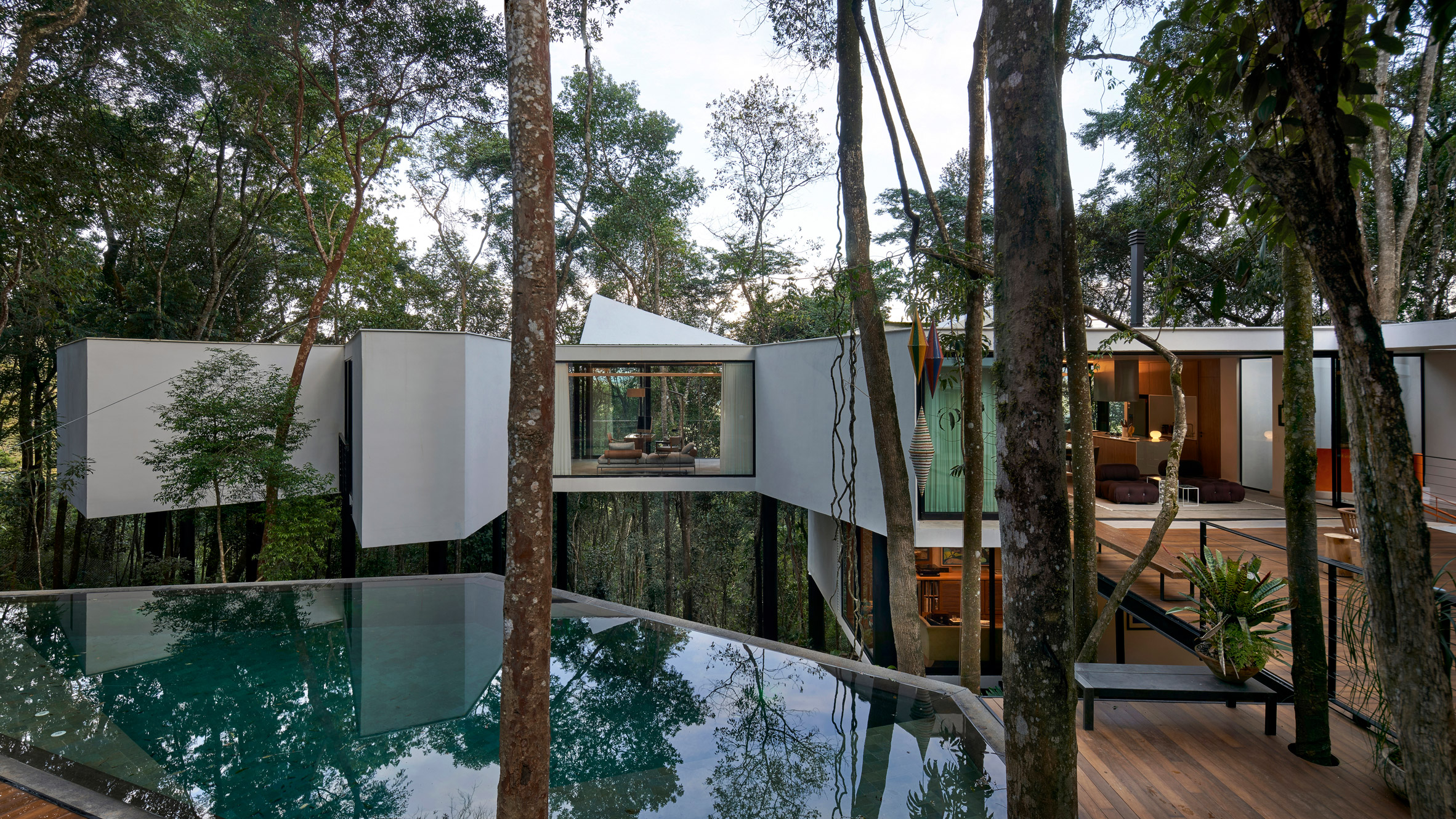 Tetro Arquitetura lift angular white house in Brazilian forest on 