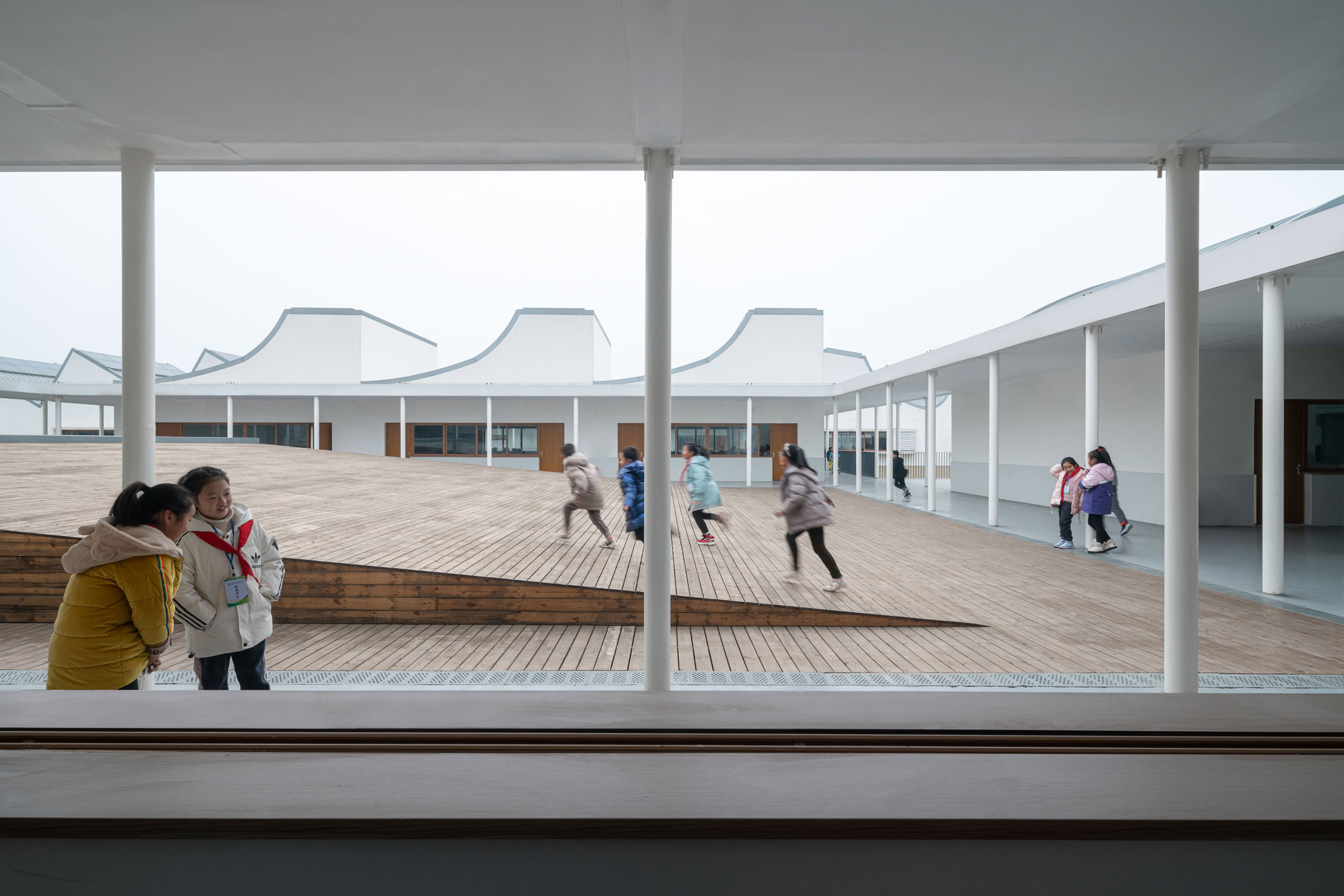 Elementary school in China with curved roof by Trace Architects 