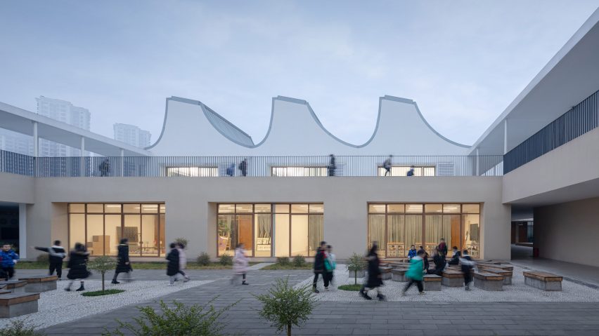 Trace Architecture Office设计的中国小学中央庭院周围教室的弧形屋顶