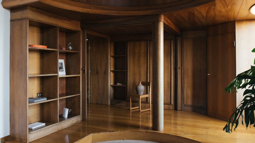 Wood panelled living room with built-in shelving in Albert Moya's Florence apartment