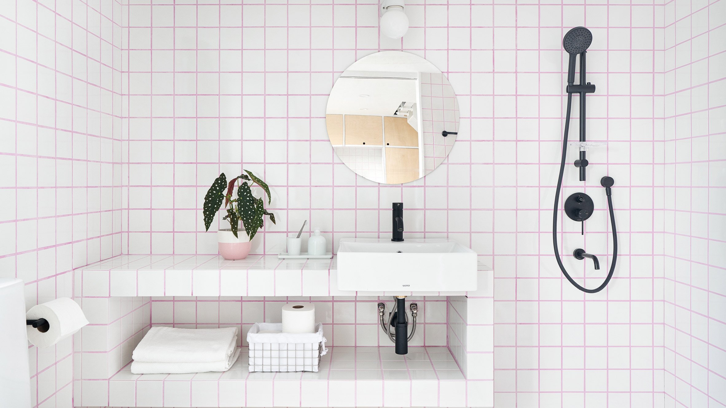 Black and White Bathroom Design: Beauty and Simplicity