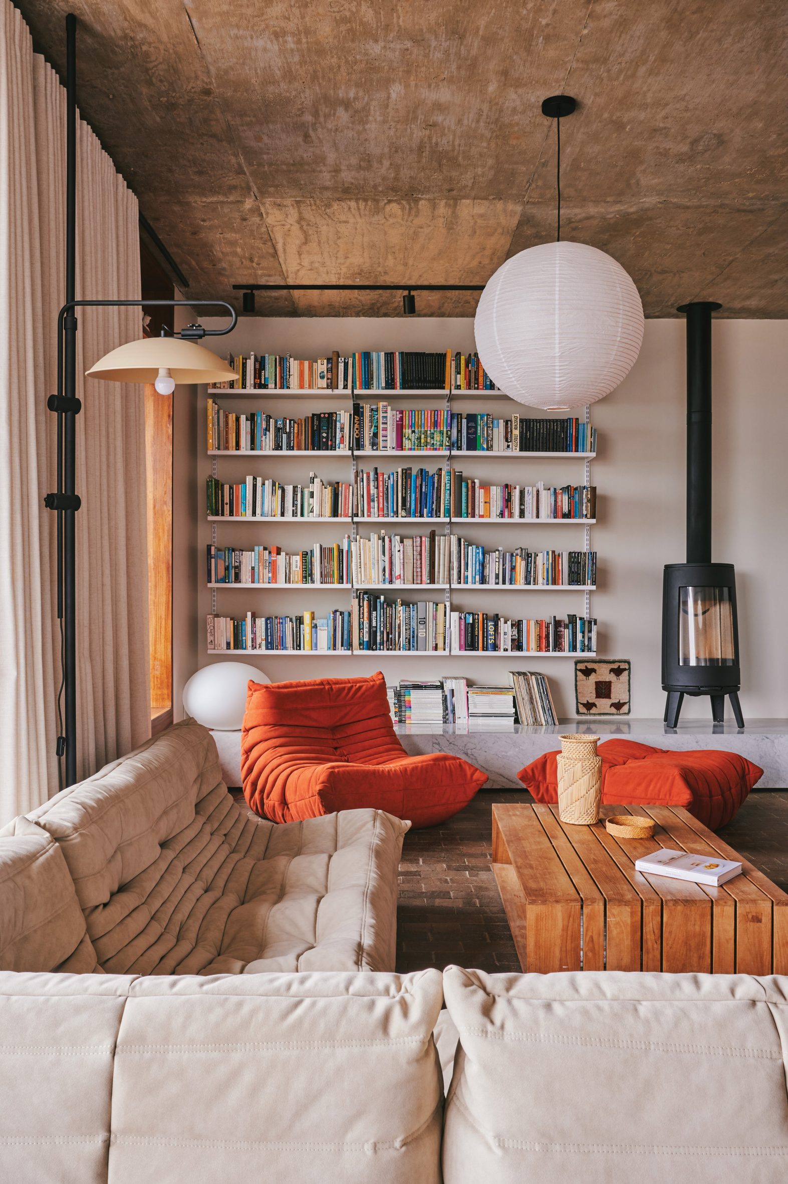 Living room with concrete ceiling
