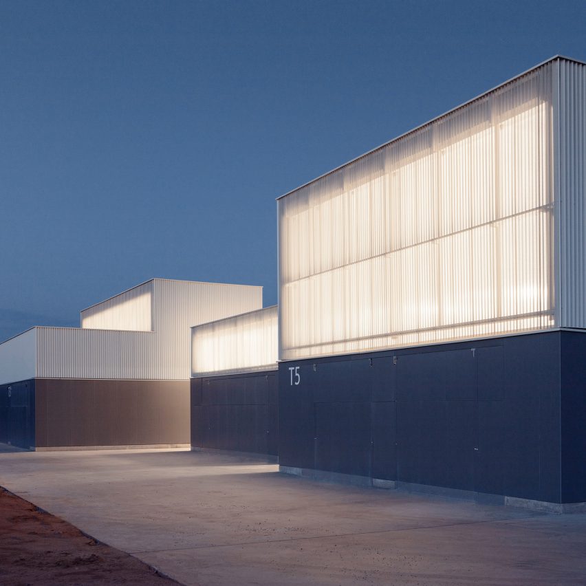 Fachada y vidrieras de la Fundación para el Empleo del Sector de la Construcción de Valencia