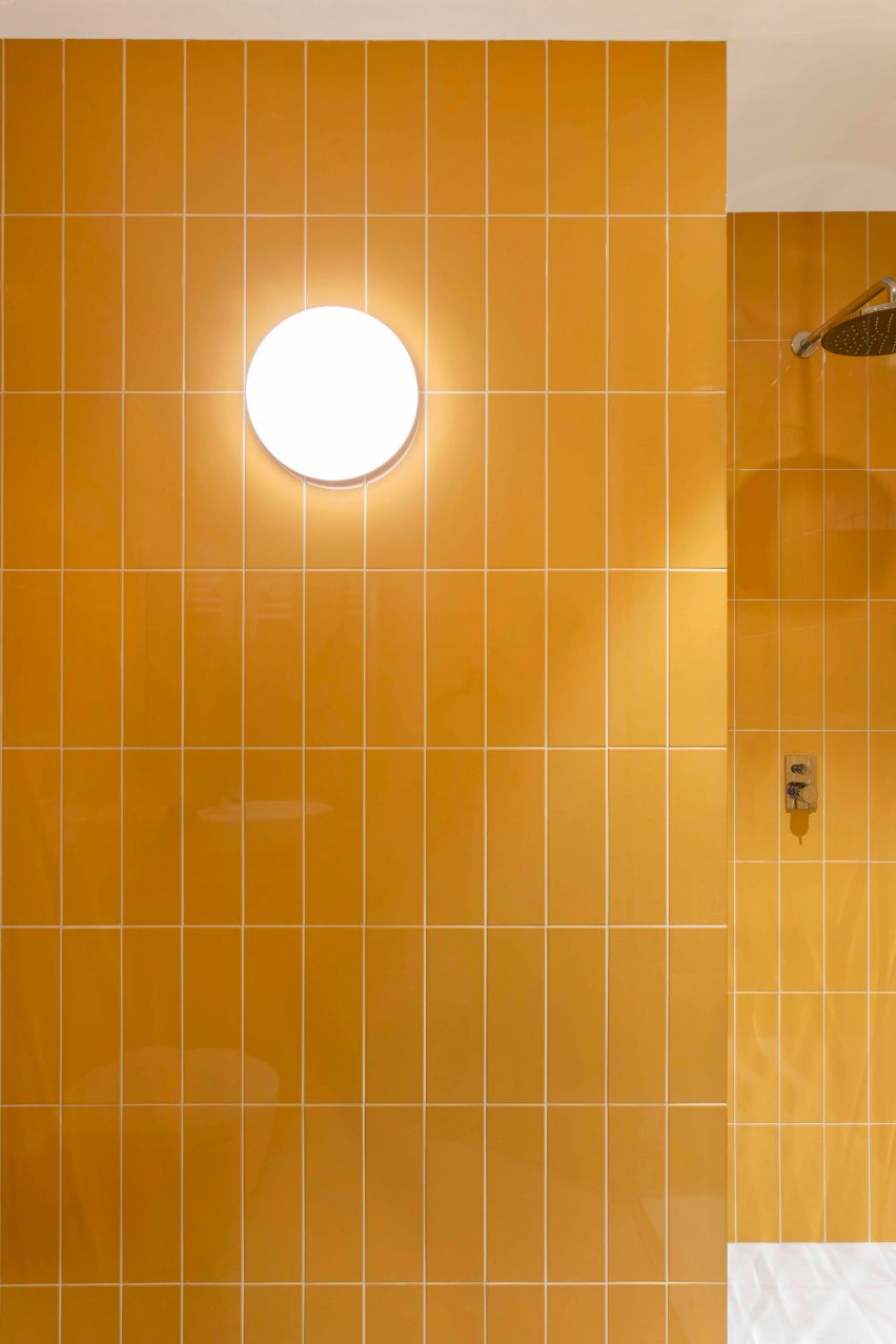 Azulejos amarillos en un baño.