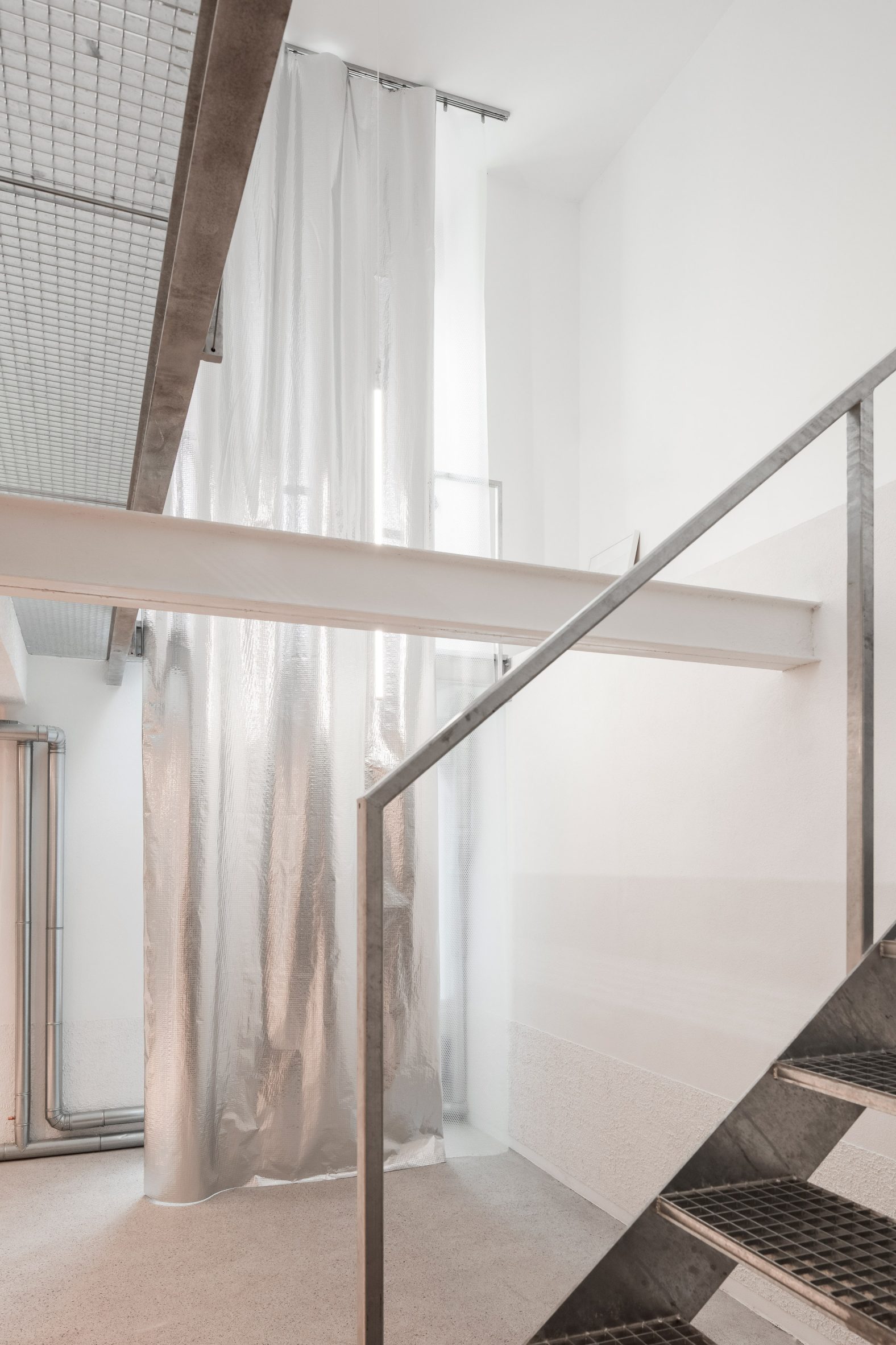 Double-height aluminium curtain in a Munich office