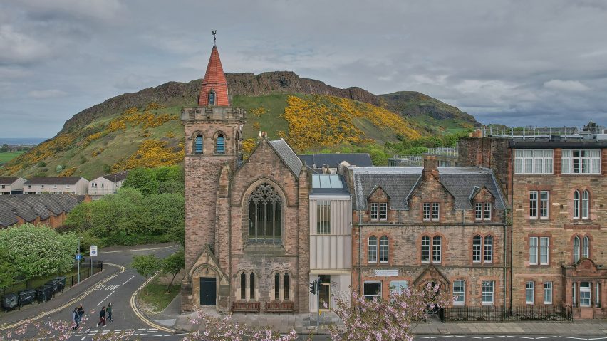 Plano exterior del complejo de la iglesia con campo escocés