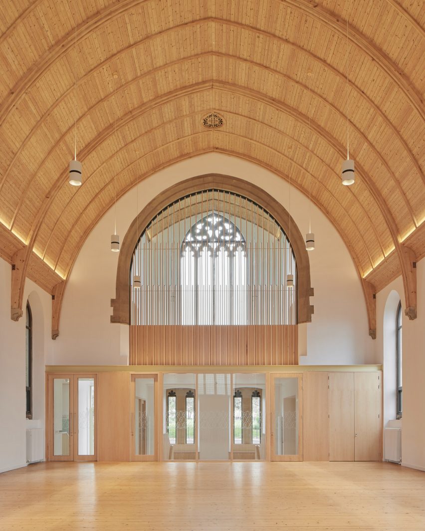 На фотографии главный церковный зал с арочным окном и сводчатым потолком.