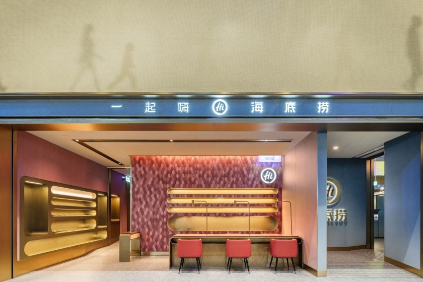 Shenzhen's restaurant Haidilao by Vermilion Zhou Design Group has teal interiors