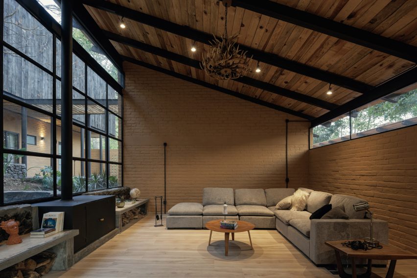 Sloped ceiling in living room by Herchell Arquitectos in Mexico home