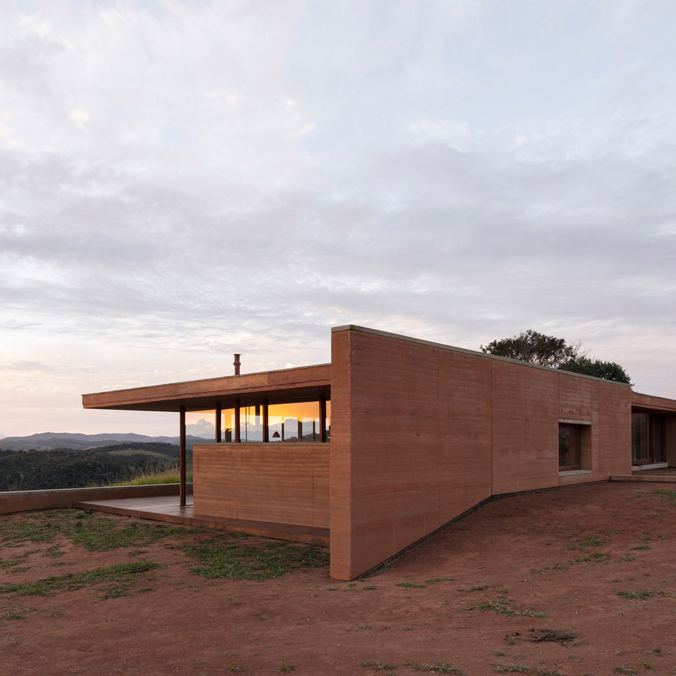 House in Cunha with rammed earth walls on a hillside