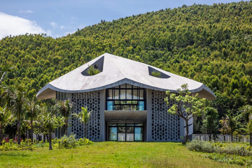 Бетонное здание от Inrestudio во Вьетнаме в окружении тропических пейзажей