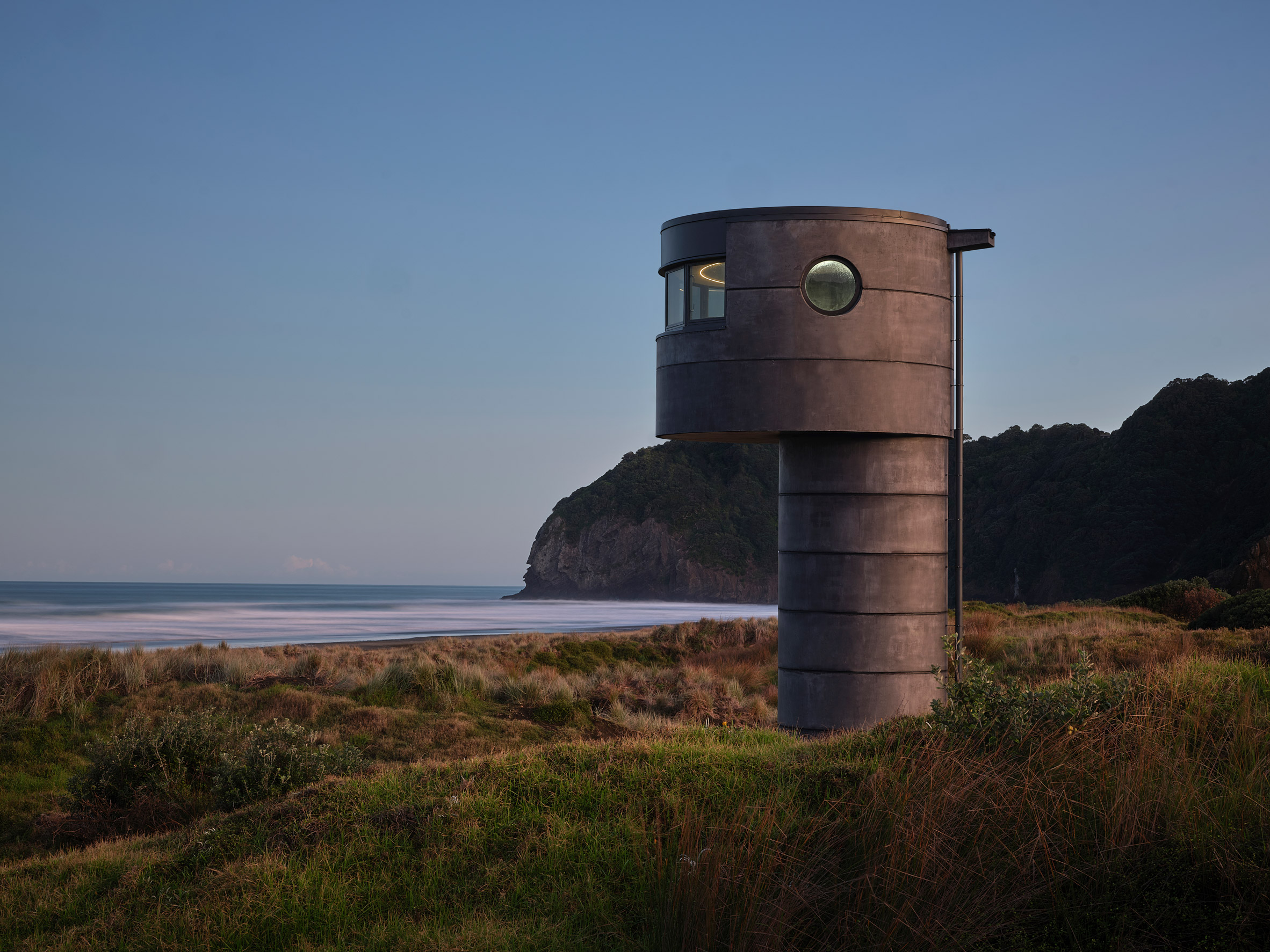 Black-concrete lifeguard tower by Crosson Architects