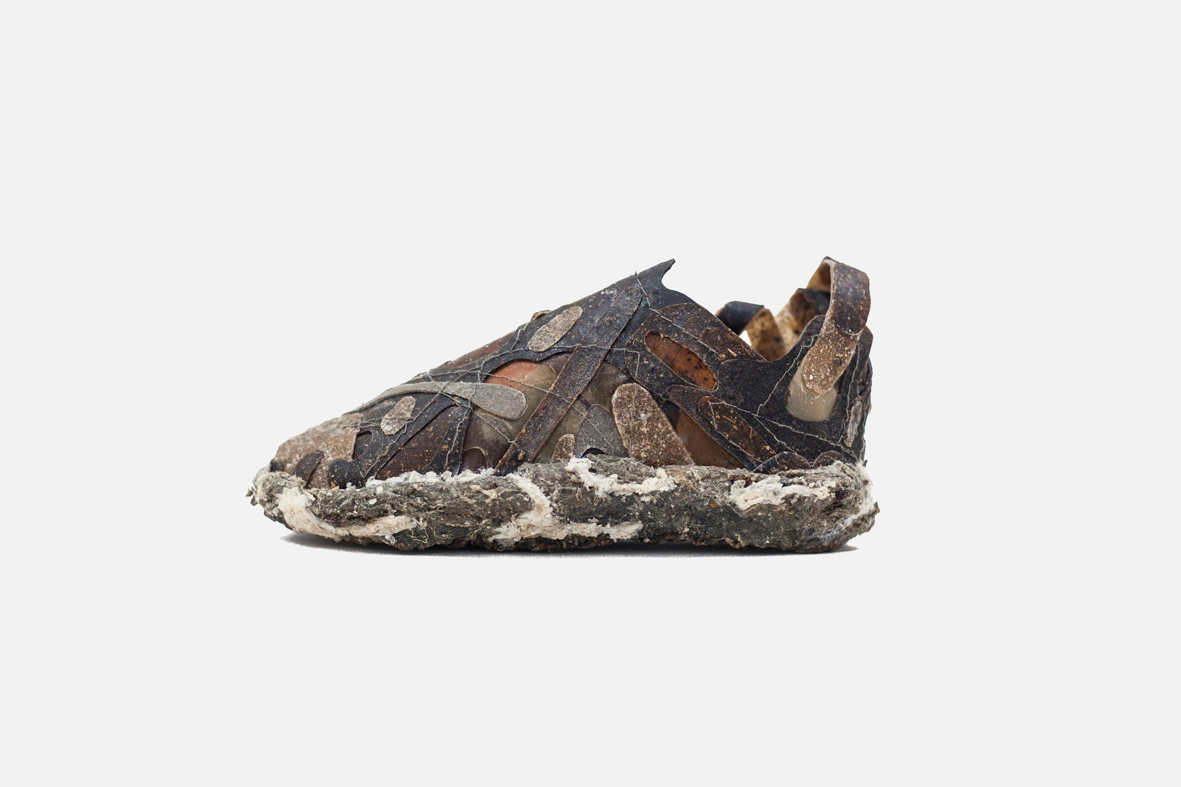 vedvarende ressource Stationær Altid Olaniyi Studio creates "living" footwear designed to decay