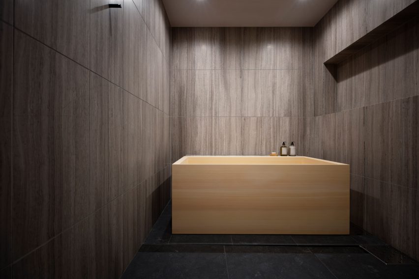 Light wooden bathtub