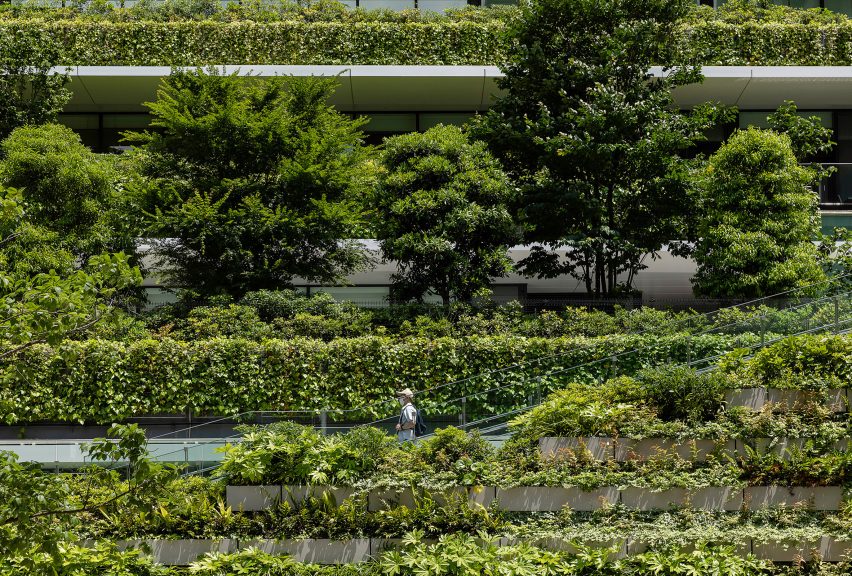 东京植物覆盖的摩天大楼的正面