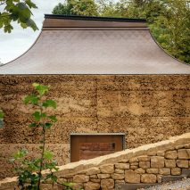 Building with rammed-earth walls