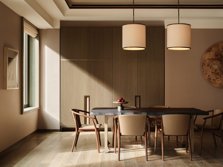 Una mesa de comedor rodeada de sillas es una estancia con un diseño minimalista