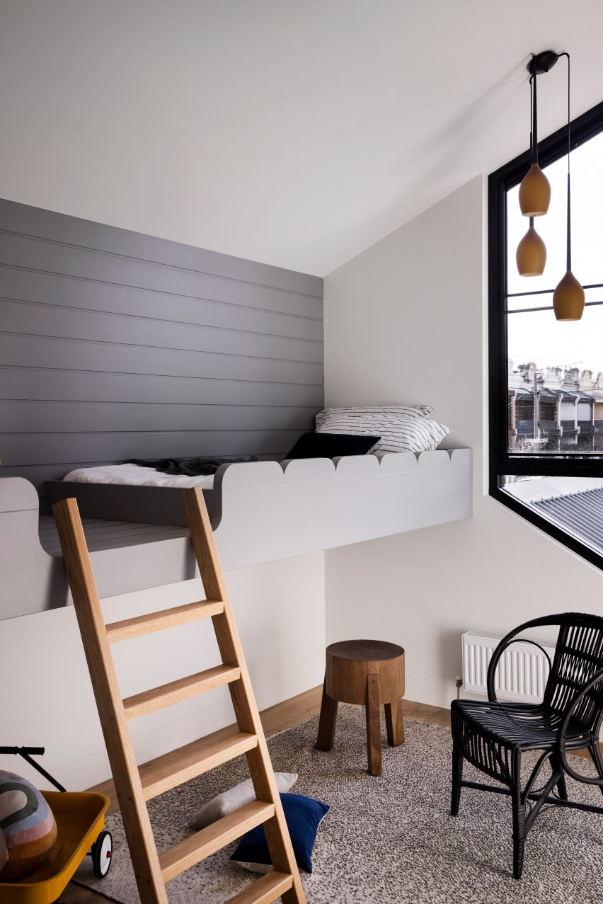 Детская спальня в доме от Angelucci Architects с приподнятой кроватью и лестницей